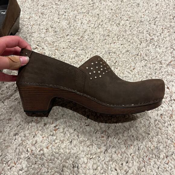 Dansko Mavis Studded Clogs Brown Nubuck Leather Sz EU 40 US 10 Casual Comfort - Picture 3 of 6